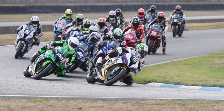 CHAMPIONNAT DE FRANCE SUPERBIKE AU CIRCUIT CAROLE : DERNIÈRE LIGNE DROITE AVANT LA FINALE