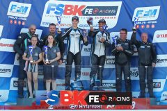 Podium side car course 1.
MAGNY-COURS FSBK 2022.
5 ème manche Championnat de France Superbike.
2 & 3 Juillet 2022.
© PHOTOPRESS.
Tel: 06 08 07 57 80.
info@photopress.fr